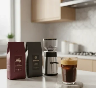 Συσκευασίες Καφέ Εσπρεσσο Και Μύλος Άλεσης Δίπλα Σε Έτοιμο Ρόφημα Freddo.